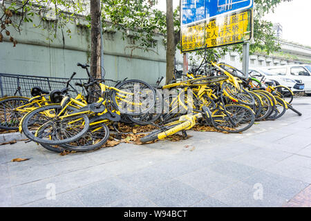 Ofo Gemeinschafts-Fahrräder in einen Heap in China Stockfoto