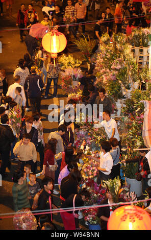 Anwohner kaufen Blumen im Frühling Blumen Fair in Shenzhen City, South China Guangdong Provinz, 6. Februar 2013. Die jährlichen Frühling Stockfoto