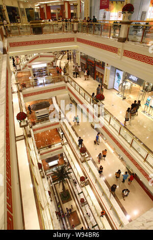 Kunden besuchen die Globale Harbour Shopping Center in Shanghai, China, 5. Juli 2013. Ein mega-kommerziellen Komplex am Freitag (5. Juli 2013) in Chang geöffnet Stockfoto