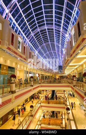 Kunden besuchen die Globale Harbour Shopping Center in Shanghai, China, 5. Juli 2013. Ein mega-kommerziellen Komplex am Freitag (5. Juli 2013) in Chang geöffnet Stockfoto