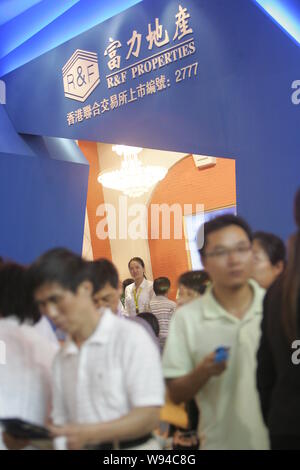 ---- Chinese Eigenheimkäufer besuchen Sie den Stand von R&F Eigenschaften bei einer Immobilien Messe in Shanghai, China, 4. Oktober 2009. Hong Kong - Gelistet Guangzhou R& Stockfoto