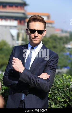 Englisch Schauspieler Tom Hiddleston stellt bei einem Fotoshooting seinem neuen Film zu fördern, Thor: Die dunkle Welt, vor der Zhengyang Tor in Peking, China, 11. Stockfoto