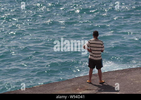 LOS Gigantes, Teneriffa/Spanien - 21. Februar: Mann angeln in Los Gigantes Teneriffa am 21. Februar 2011. Unbekannter Mann Stockfoto