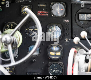 YORK, Großbritannien - 6 August 2019: WW 2 Douglas Dakota IV C-47 B Cockpit shot von innen an einem sonnigen Tag Stockfoto