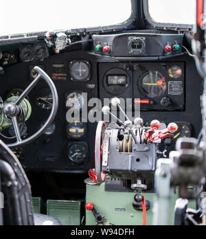 YORK, Großbritannien - 6 August 2019: WW 2 Douglas Dakota IV C-47 B Cockpit shot von innen an einem sonnigen Tag Stockfoto