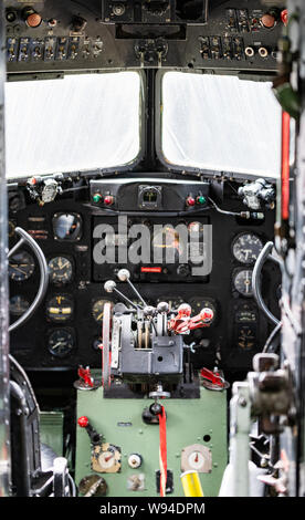 YORK, Großbritannien - 6 August 2019: WW 2 Douglas Dakota IV C-47 B Cockpit shot von innen an einem sonnigen Tag Stockfoto