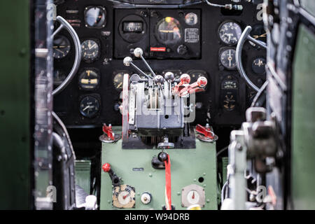 YORK, Großbritannien - 6 August 2019: WW 2 Douglas Dakota IV C-47 B Cockpit shot von innen an einem sonnigen Tag Stockfoto