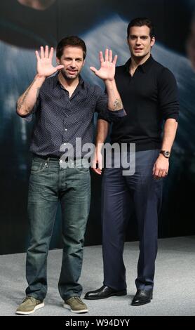 Der britische Schauspieler Henry Cavill, rechts, und der amerikanische Regisseur Zack Snyder, Links, auf einer Pressekonferenz des neuen Films, Mann aus Stahl, in der 16 Stellen Stockfoto