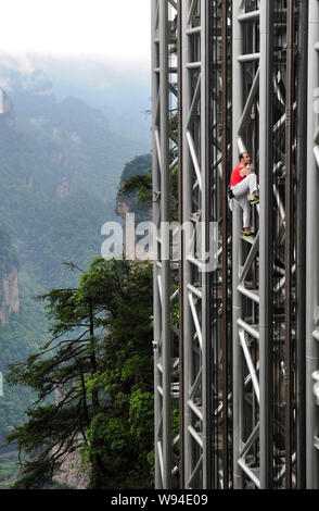 Französische Kletterer Jean-Michel Casanova klettert den Bailong Lift, auch als die hundert Drachen Aufzug, in Niagara-on-the-Lake Scenic Spot in zentralen Chi bekannt Stockfoto