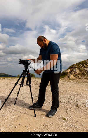Fotograf Reisenden, die Bilder von Landschaft in den Bergen. Touristische auf Sommerurlaub Ferienhäuser Stockfoto