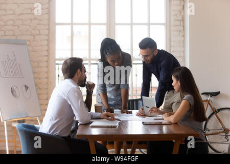 Multirassischen Business Team kooperierende diskutieren Schreibarbeit an office Tabelle Stockfoto