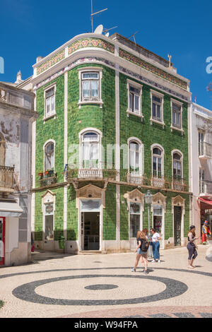 Unverwechselbaren grünen Fliesen Gebäude in Praça Luis De Camões an der Algarve Lagos in Portugal Stockfoto