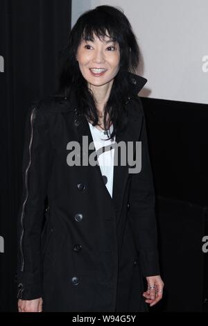 Hong Kong Schauspielerin Maggie Cheung Lächeln auf einer Pressekonferenz zum 50-jährigen Taipei Golden Horse Film Festival in Taipei, Taiwan, 21. November 2013. Stockfoto