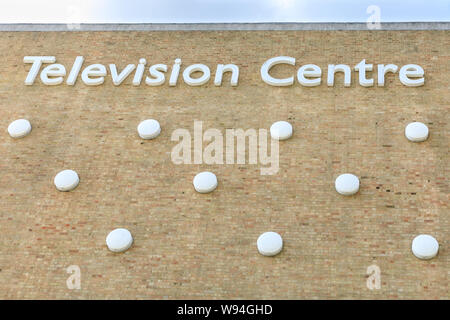 Logo und bei BBC Television Centre Gebäudekomplex in der Weißen Stadt, früheren Sitz der BBC, London, UK Stockfoto