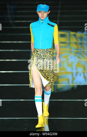 Ein Modell zeigt eine neue Schöpfung am 8.Qiaodan Cup Sport Equipment Design Wettbewerb während der China Fashion Week Frühjahr/Sommer 2014 in Peking, Ch Stockfoto