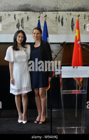 Aurelie Filippetti, rechts, französische Ministerin für Kultur und Kommunikation, wirft mit chinesischen Schauspielerin Zhang Ziyi bei der Preisverleihung der Ordre des Arts Stockfoto