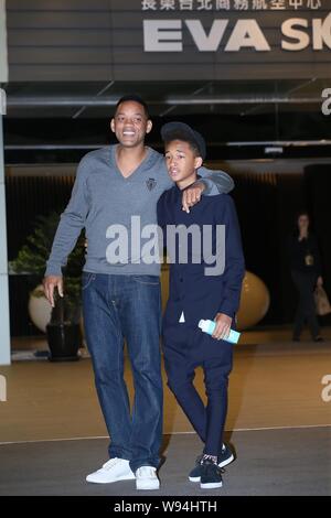 Amerikanischer Schauspieler Will Smith und sein Sohn Jaden Smith Lächeln zu Fans, da sie am Flughafen in Taipei, Taiwan, 2. Mai 2013 eintreffen Ihre neuesten m zu fördern. Stockfoto