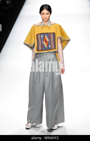 Ein Modell zeigt eine neue Schöpfung während der Beijing 2013 chinesische Studenten Fashion Week in Peking, China, 24. April 2013. Stockfoto