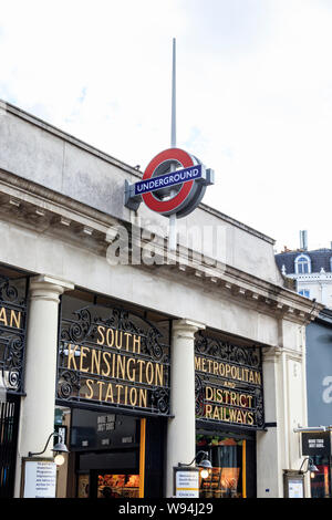 Der Eingang der U-Bahn-Station South Kensington, London, Großbritannien Stockfoto