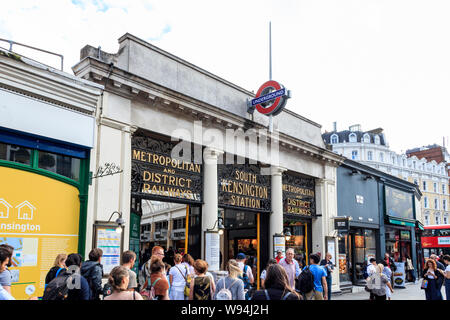 Der Eingang der U-Bahn-Station South Kensington, London, Großbritannien Stockfoto