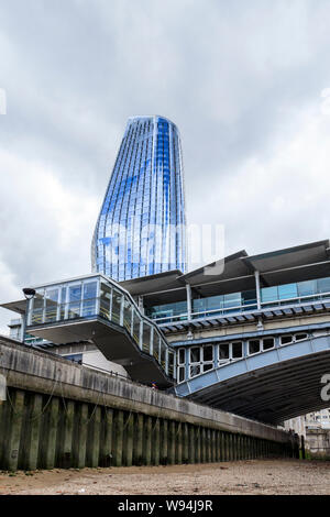 Die Vase Tower Block (Nr. 1 Blackfriars) hinter der Blackfriars Bridge und Bahnhof, London, UK drohenden Stockfoto