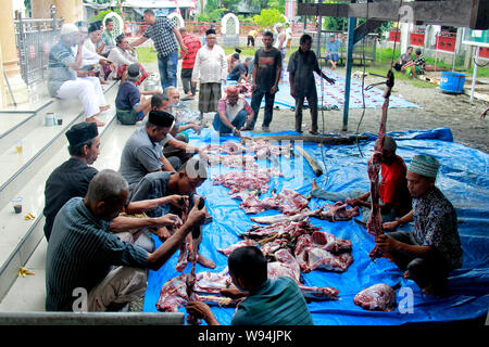 Die Distribution Committee der Organisation von Fleisch in Zaubertränke während des Eid al-Adha, hat keine bestimmte Zeitdauer und Feiern. Im Dorf Kinderbett Pluhs wurden, Muslime geschlachtet wurden verschiedene Tiere nach religiösen Traditionen, dieses Opfer Fleisch war an die Öffentlichkeit verteilt. Dieses Festival ist das Ende der Wallfahrt nach Mekka und erinnert an die Bereitschaft Abrahams, seinen Sohn zu opfern, um Gehorsam zu Gott zu zeigen. Eid al-Adha, hat keine bestimmte Zeitdauer. Stockfoto