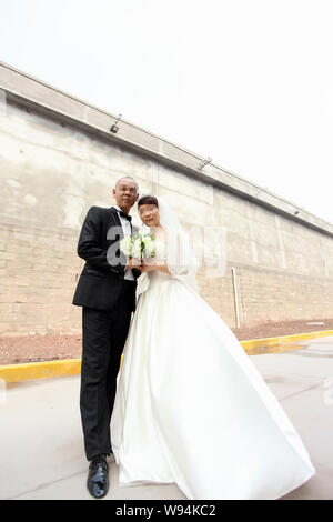 Eine chinesische Insasse, Links, wirft mit seiner Freundin während einer Hochzeit Fotografie Event auf yongchuan Gefängnis in Chongqing, China, 10. August 2013. Ein Loca Stockfoto