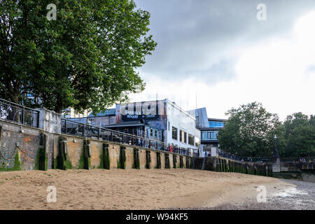 Gabriel's Wharf am Südufer der Themse vom Ufer bei Ebbe, London, UK Stockfoto