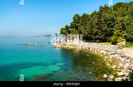 Strand in der Nähe von Schloss Miramare - Golf von Triest, Italien Stockfoto