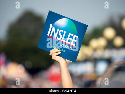 Des Moines, Iowa/USA - 10. August 2019: eine Person hält ein Schild unterstützt Washington Gouverneur und der demokratische Kandidat für das Amt des Präsidenten Jay Inslee an Stockfoto