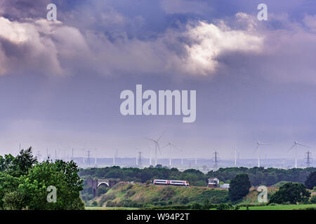 Ein Transport für Wales Class 175 Diesel Zug passiert Frodsham signalbox. Frodsham Sümpfe windfarm im Hintergrund. Stockfoto