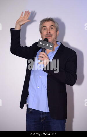 Mexikanischen Regisseur Alfonso Cuaron Wellen bei einer Pressekonferenz zur Premiere seines neuen Films, Schwerkraft, in Peking, China, 18. November 2013. Stockfoto