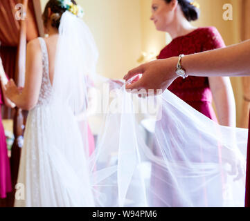 Braut sich bereit vor ihrer Hochzeit Stockfoto