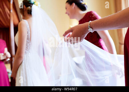 Braut sich bereit vor ihrer Hochzeit Stockfoto