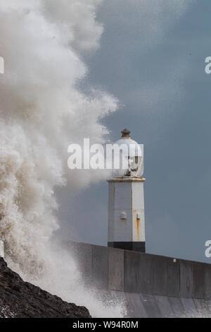 Große Wellen und brechende Wellen an der walisischen Küste (Porthcawl, Wales) Stockfoto
