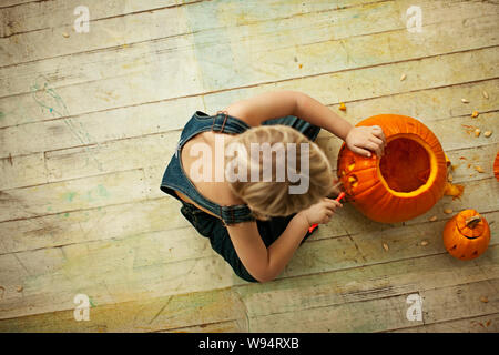 Little Boy schnitzen Halloween Kürbis Stockfoto