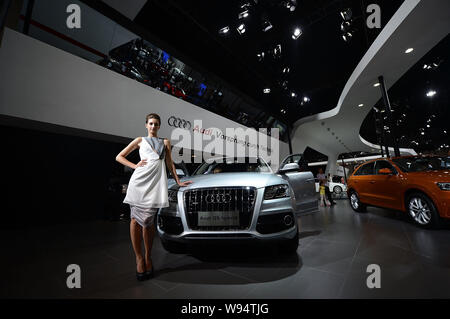 Ein Modell stellt mit einem Audi Q5 Hybrid während des 15 Chengdu Motor Show 2012 in Chengdu City, im Südwesten Chinas Provinz Sichuan, 31. August 2012. Die Stockfoto