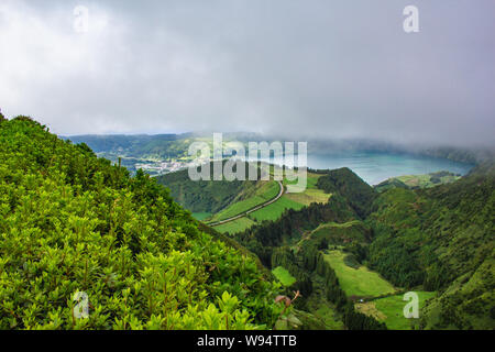 Berühmten Blick auf malerische Sete Cidadas an einem bewölkten Tag, Sao Miguel, Azoren, Portugal Stockfoto