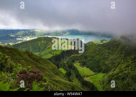 Berühmten Blick auf malerische Sete Cidadas an einem bewölkten Tag, Sao Miguel, Azoren, Portugal Stockfoto