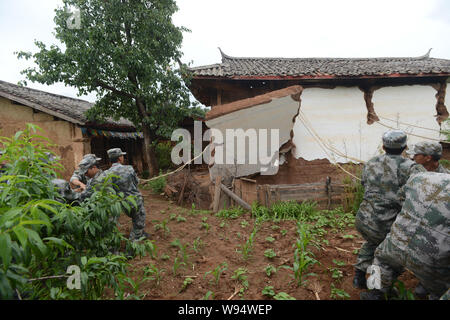 Retter, reißen Sie die Mauer nach Erdbeben in Ninglang County, im Südwesten von China Yunnan Provinz, 25. Juni 2012. Mindestens vier Menschen kille. Stockfoto