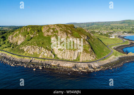 Nordirland, Großbritannien. Die Antrim Coast Road alias Causeway Coastal Route in der Nähe von Ballygalley Kopf und Resort. Eine der schönsten Küstenstraßen Europas. Stockfoto