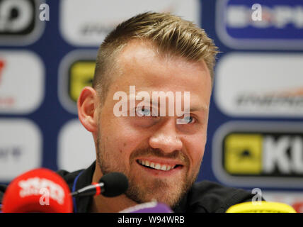 'S Brugge Belgien Torwart Simon Mignolet nimmt an einer Pressekonferenz in der NSC Olimpiyskiy Stadion in Kiew. Club Brugge wird Dynamo Kiew Gesicht auf der UEFA Champions League dritte Qualifying Runde zweite Bein Fußballspiel an der NSC Olimpiyskiy Stadion in Kiew am 13. August. Stockfoto