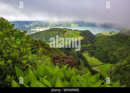 Berühmten Blick auf malerische Sete Cidadas an einem bewölkten Tag, Sao Miguel, Azoren, Portugal Stockfoto