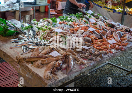 Große Auswahl an frischem Fisch, calmari, Garnelen auf dem Fischmarkt von Catania, Sizilien Stockfoto