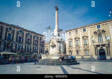 Piazza del Duomo in Catania mit der Elefantenstatue in Catania auf Sizilien, Italien Stockfoto