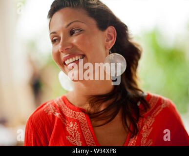 Lächelnden jungen Frau tragen große runde Ohrringe. Stockfoto