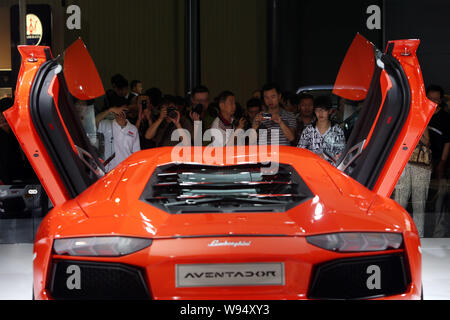 Die Besucher nehmen Fotos eines Lamborghini Aventador Sportwagen während des 15 Chengdu Motor Show 2012 in Chengdu City, im Südwesten Chinas Provinz Sichuan, Stockfoto