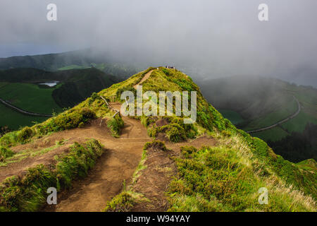 Berühmten Blick auf malerische Sete Cidadas an einem bewölkten Tag, Sao Miguel, Azoren, Portugal Stockfoto