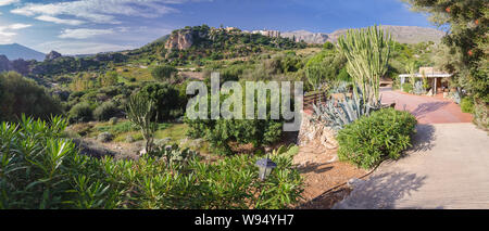 Typische Panorama des sizilianischen Landschaft Blick auf den touristischen Dorf Scopello auf dem Hügel Stockfoto