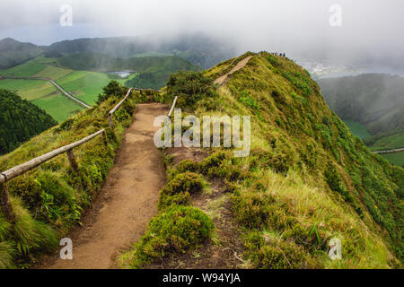 Berühmten Blick auf malerische Sete Cidadas an einem bewölkten Tag, Sao Miguel, Azoren, Portugal Stockfoto